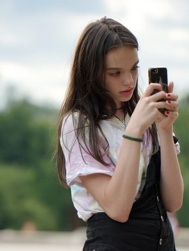 cropped-girl-taking-photos-smartphone-5425872.jpg